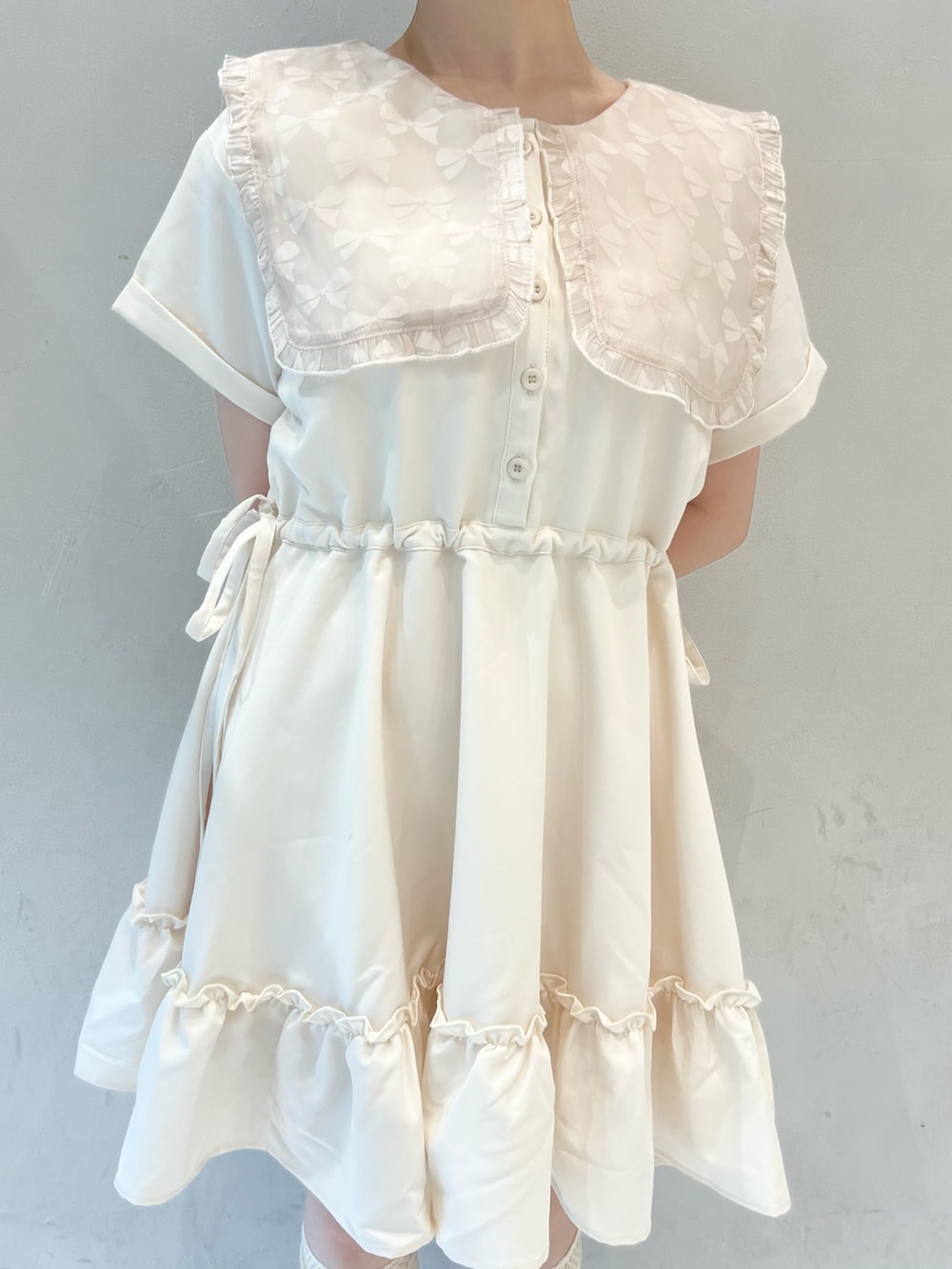 ピンク系のワンピース、ホワイト系のショルダーバッグ、ホワイト系のサンダルを着用したレディースの夏コーディネートの8枚目の写真