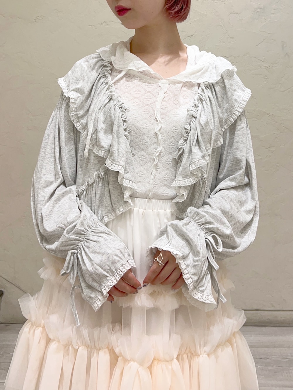 グレー系のカーディガン/ボレロ、ホワイト系のTシャツ/カットソー、ホワイト系のスニーカーを着用したレディースの夏コーディネートの6枚目の写真