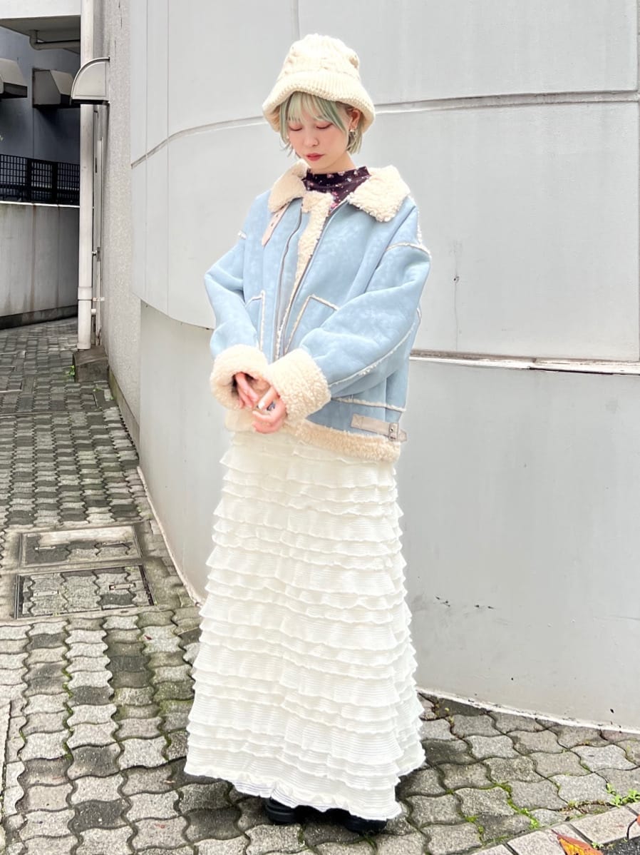 ブラック系のブーツ、ブルー系のその他アウター、グレー系のTシャツ/カットソーを着用したレディースの秋コーディネートの2枚目の写真