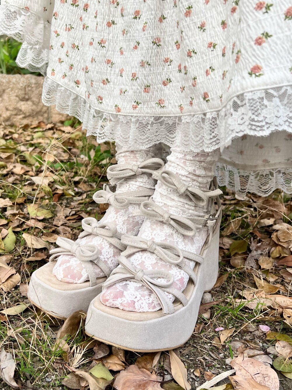 ホワイト系のワンピース、ホワイト系のショルダーバッグ、ベージュ系のサンダルを着用したレディースの春コーディネートの9枚目の写真