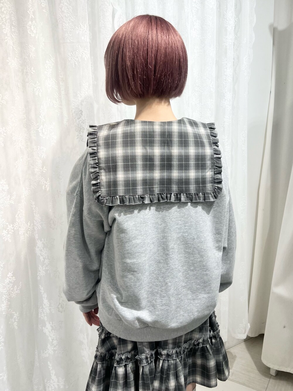 グレー系のスウェット、グレー系のワンピース、シルバー系のバレエシューズを着用したレディースの秋コーディネートの6枚目の写真