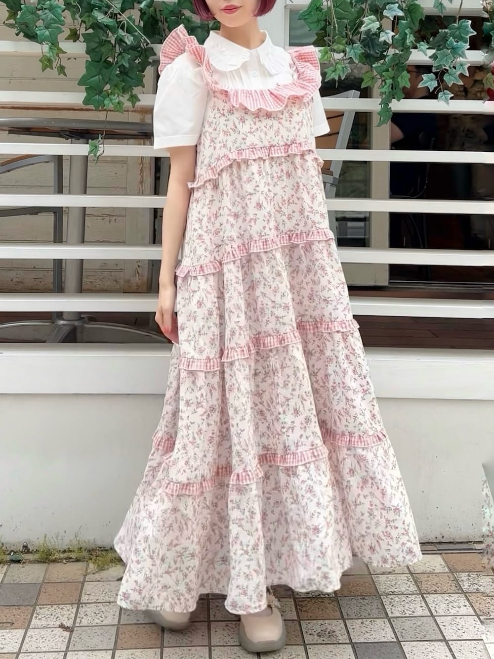 ホワイト系のシャツ/ブラウス、ピンク系のワンピース、ホワイト系のスニーカーを着用したレディースの春コーディネートの6枚目の写真