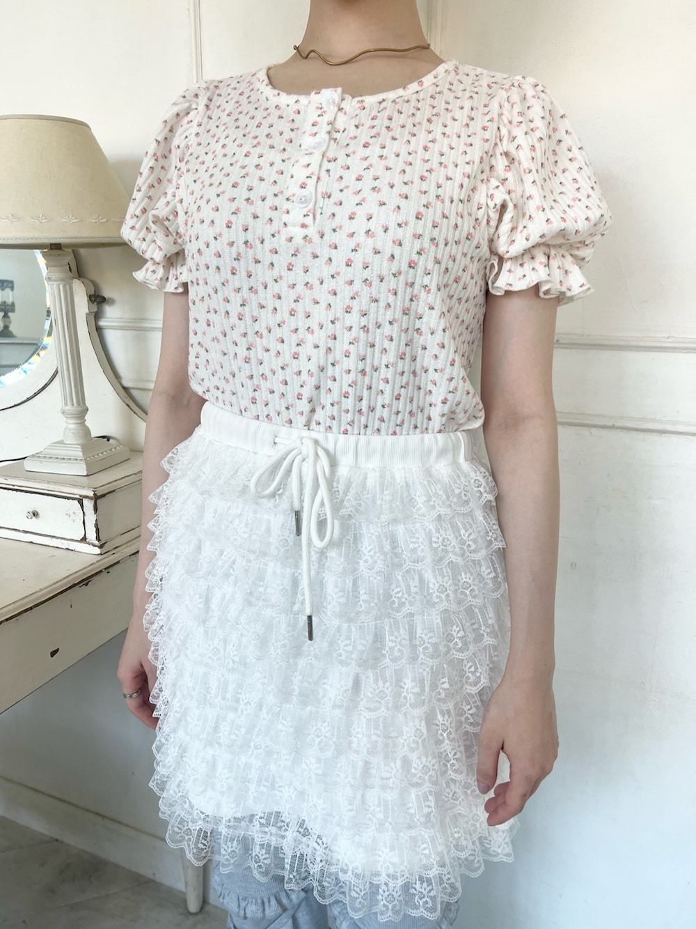 ピンク系のサンダル、グレー系のスウェットパンツ、ホワイト系のスカートを着用したレディースの春コーディネートの9枚目の写真