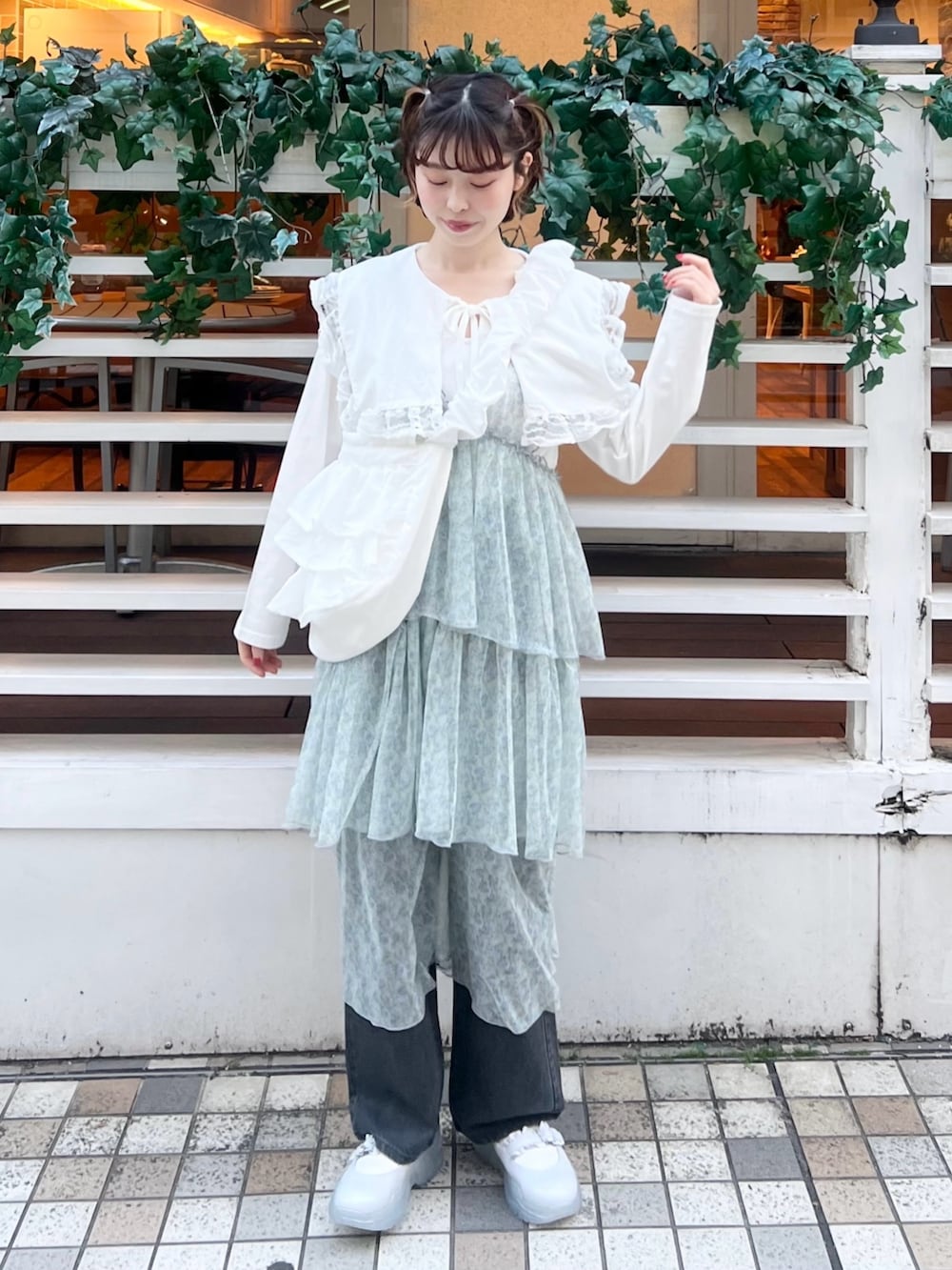 ホワイト系のTシャツ/カットソー、グリーン系のワンピース、ブラック系のデニムパンツを着用したレディースの春コーディネートの2枚目の写真