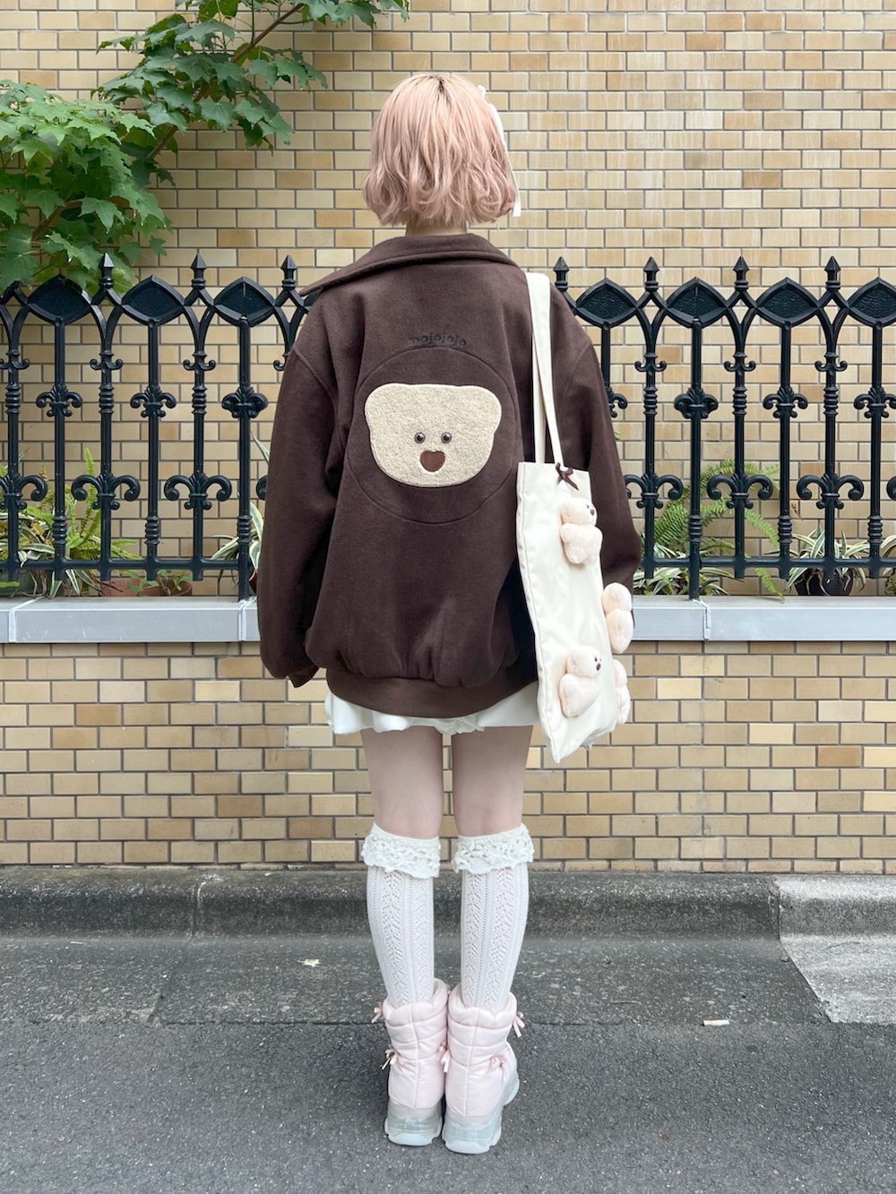 ピンク系のブーツ、ホワイト系のスカート、ホワイト系のスウェットを着用したレディースの秋コーディネートの4枚目の写真