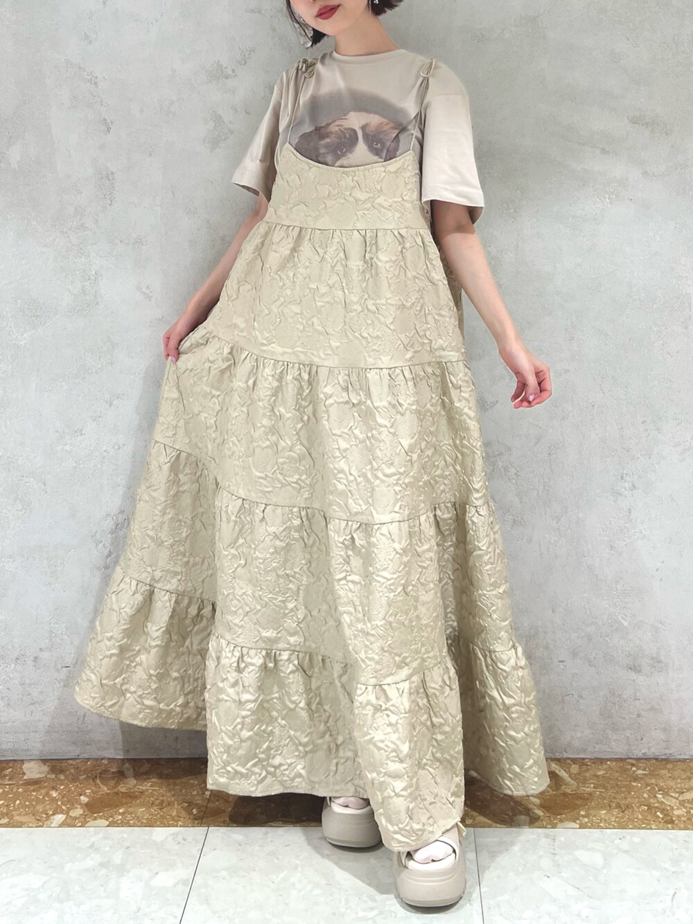 ベージュ系のTシャツ/カットソー、ベージュ系のワンピース、ホワイト系のサンダルを着用したレディースの夏コーディネートの7枚目の写真