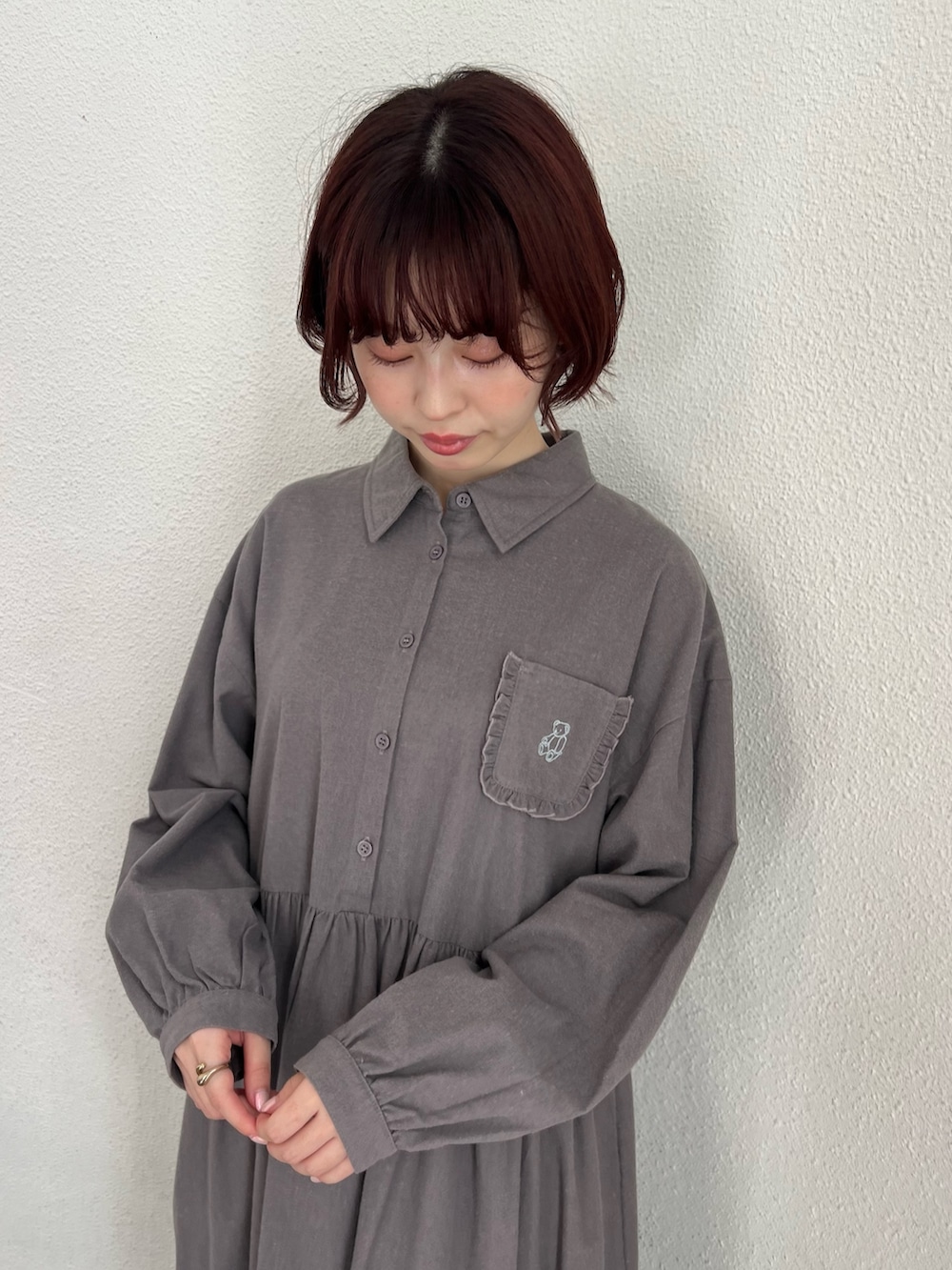 ブラック系のブルゾン、グレー系のワンピース、ホワイト系のスニーカーを着用したレディースの冬コーディネートの7枚目の写真