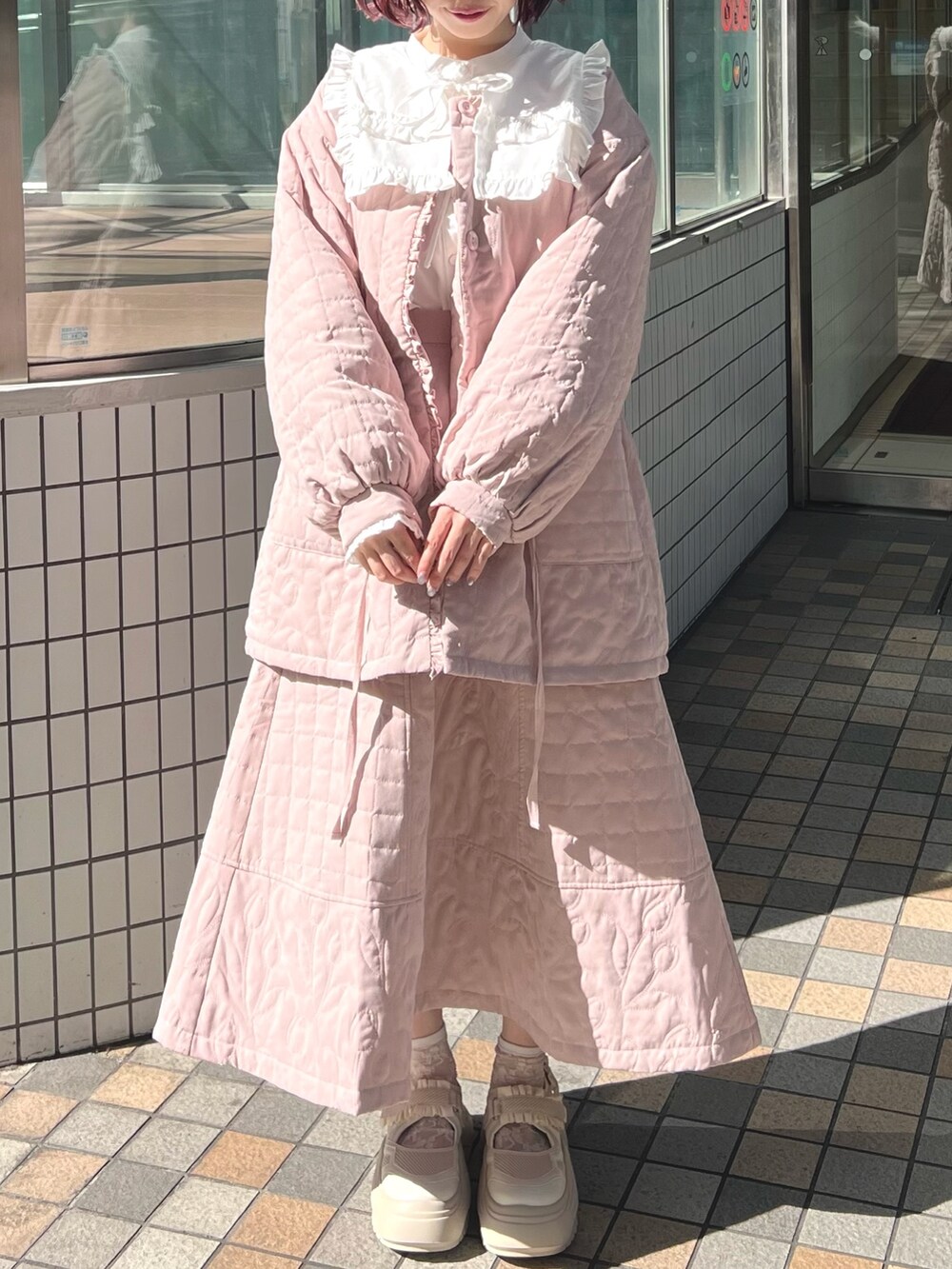 ピンク系のスカート、ピンク系のブルゾン、ホワイト系のシャツ/ブラウスを着用したレディースの秋コーディネートの5枚目の写真