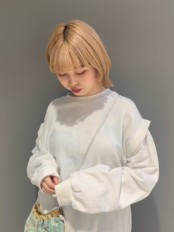 シルバー系のその他シューズ、ブルー系のTシャツ/カットソーを着用したレディースの春コーディネートの3枚目の写真