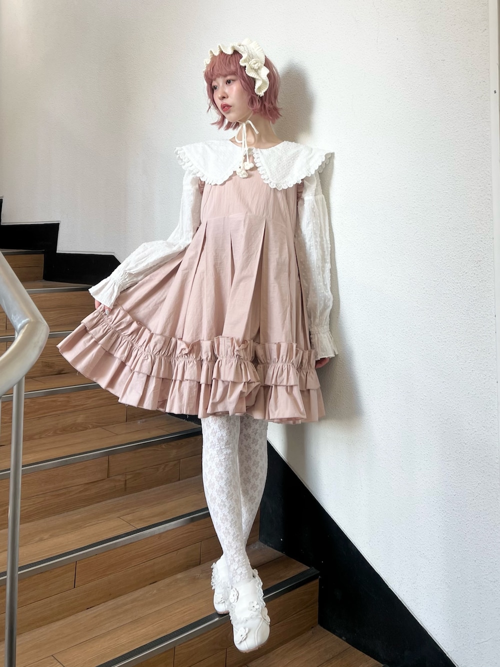 ホワイト系のシャツ/ブラウス、ピンク系のワンピース、ホワイト系のスニーカーを着用したレディースの冬コーディネートの5枚目の写真