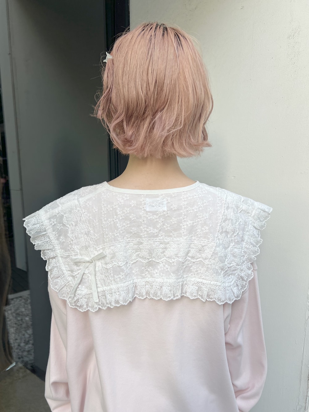 ピンク系のTシャツ/カットソー、ホワイト系のハンドバッグ、ピンク系のスカートを着用したレディースの夏コーディネートの7枚目の写真