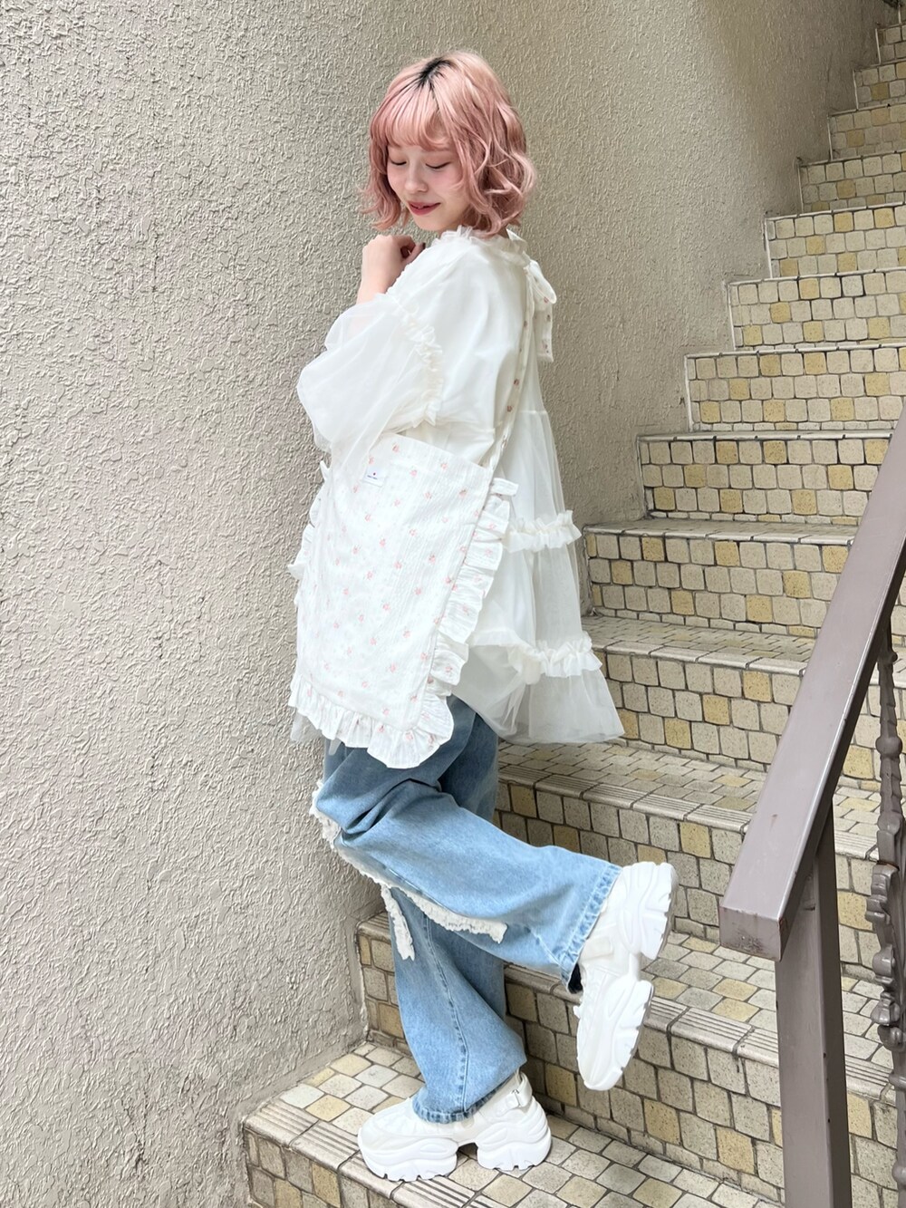 ホワイト系のTシャツ/カットソー、ホワイト系のシャツ/ブラウス、ブルー系のデニムパンツを着用したレディースの春コーディネートの3枚目の写真