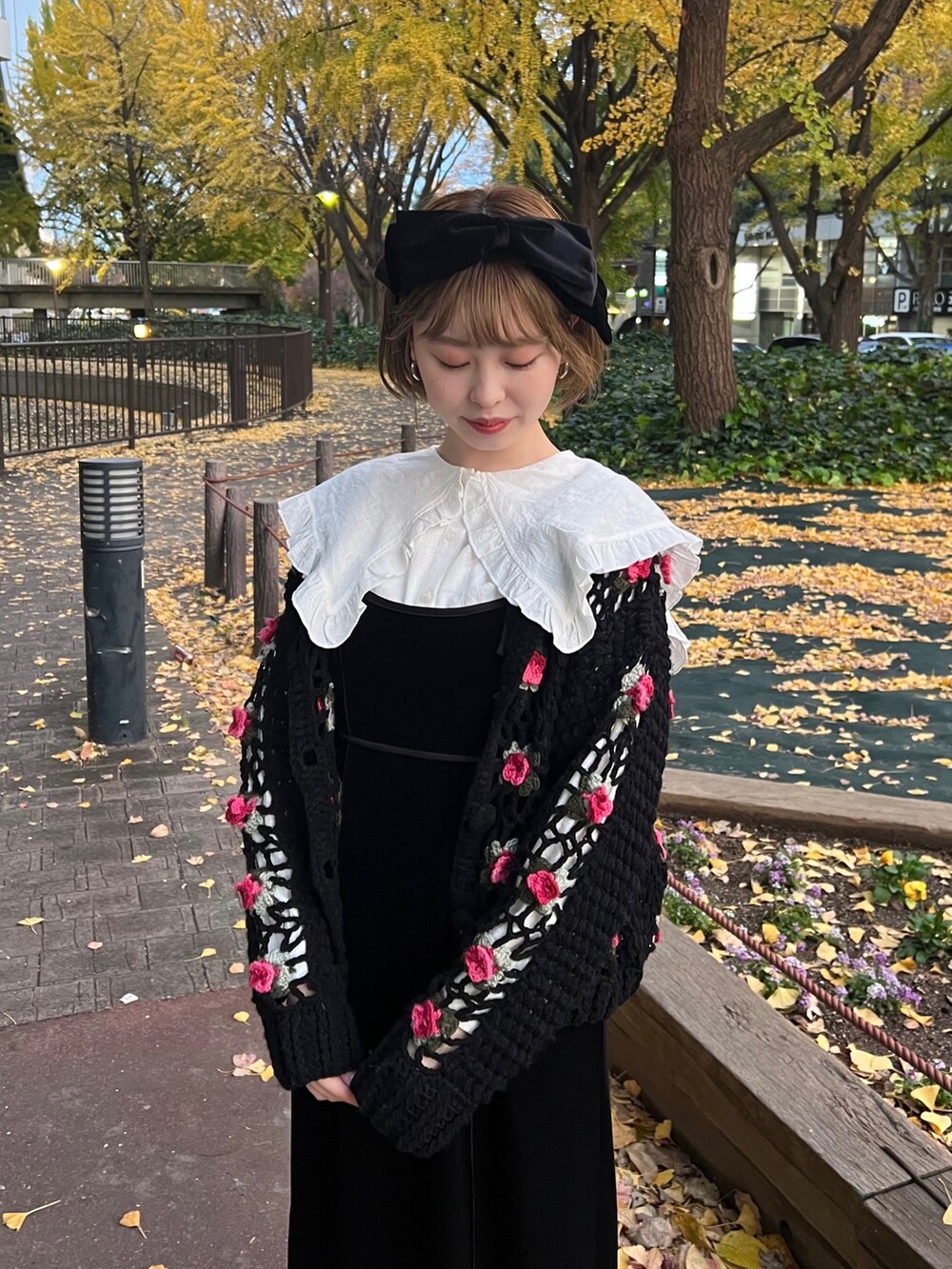 ホワイト系のシャツ/ブラウス、ブラック系のショルダーバッグ、ブラック系のカーディガン/ボレロを着用したレディースの冬コーディネートの5枚目の写真