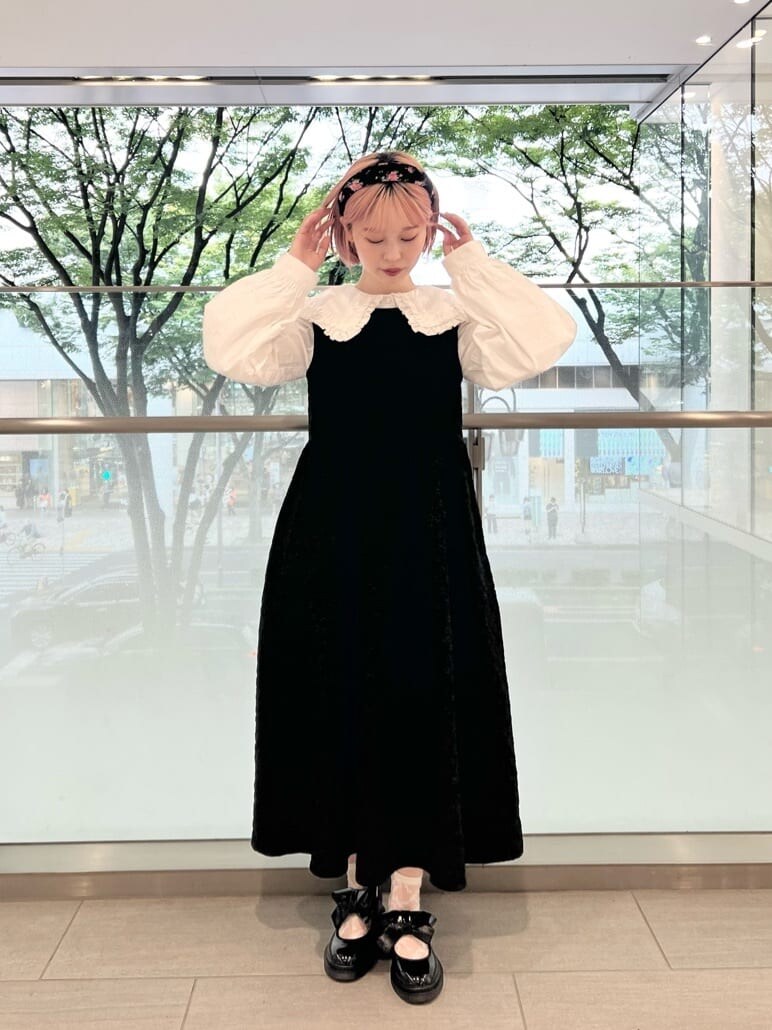 ホワイト系のシャツ/ブラウス、ブラック系のその他シューズ、ブラック系のワンピースを着用したレディースの秋コーディネートの2枚目の写真