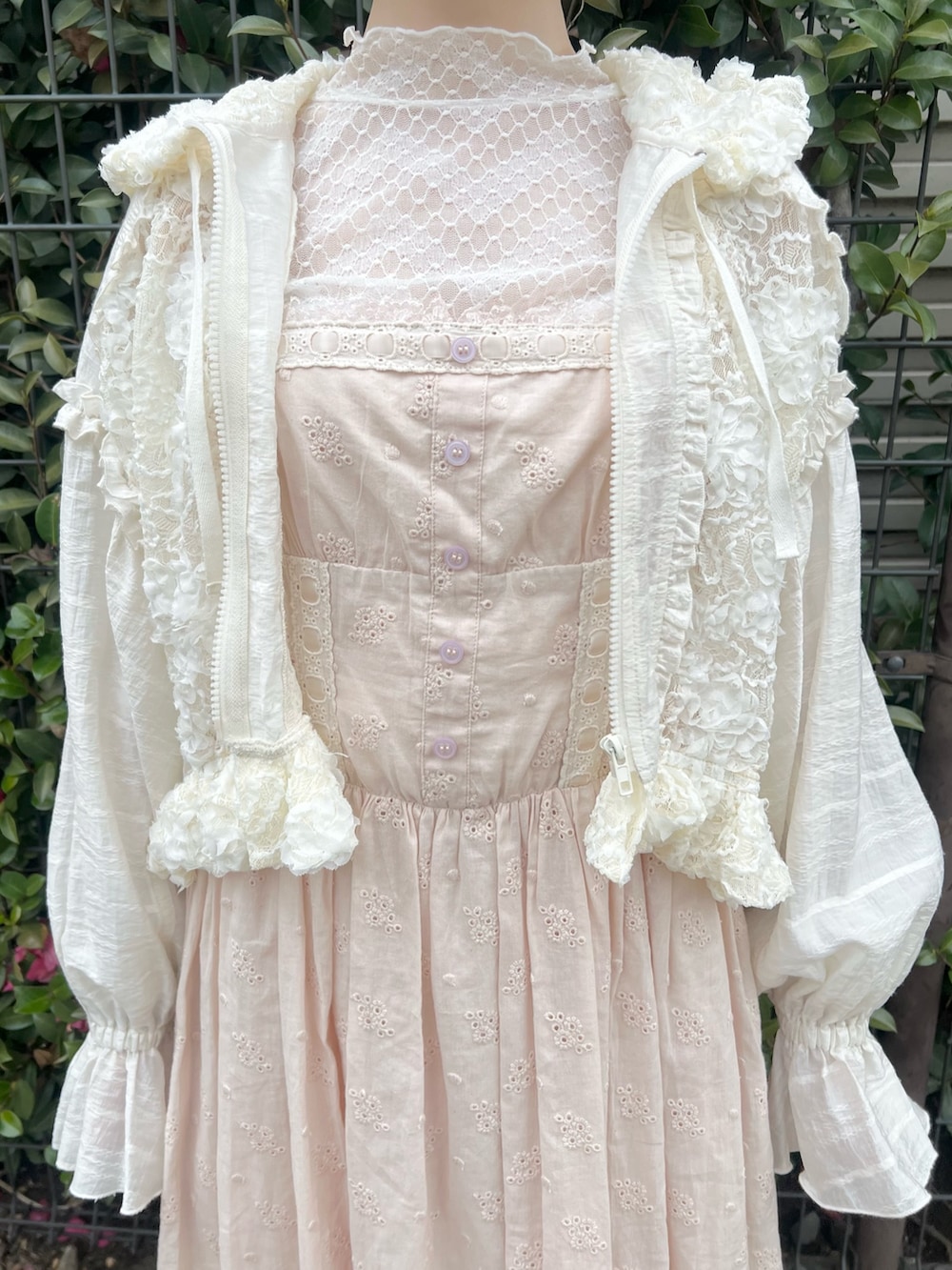 ホワイト系のブルゾン、ホワイト系のTシャツ/カットソー、ピンク系のワンピースを着用したレディースの冬コーディネートの9枚目の写真