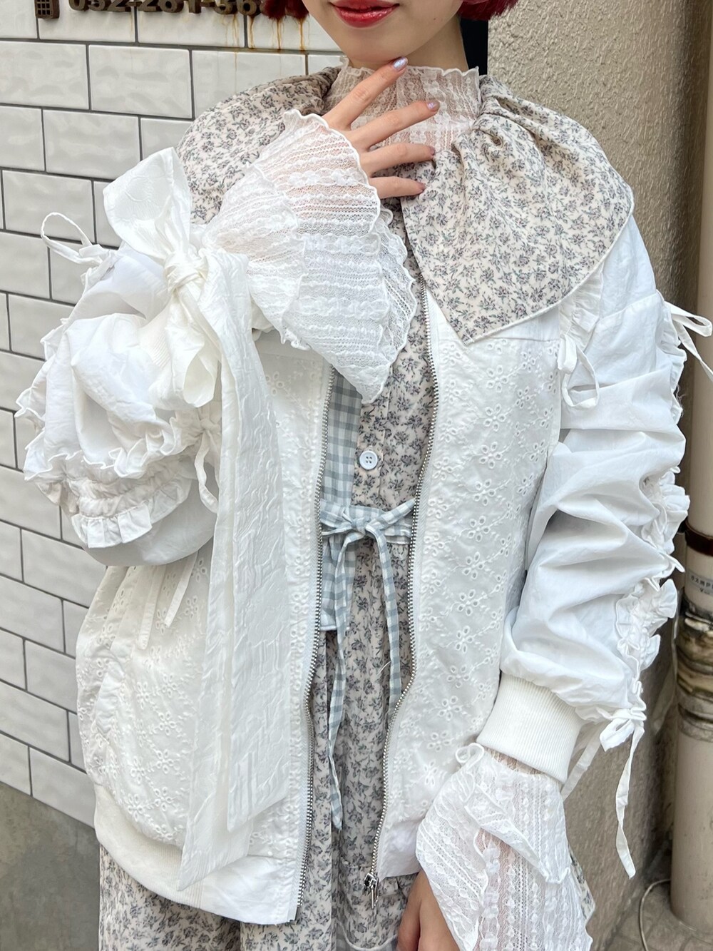 ホワイト系のバレエシューズ、ホワイト系のTシャツ/カットソー、ホワイト系のブルゾンを着用したレディースの春コーディネートの8枚目の写真