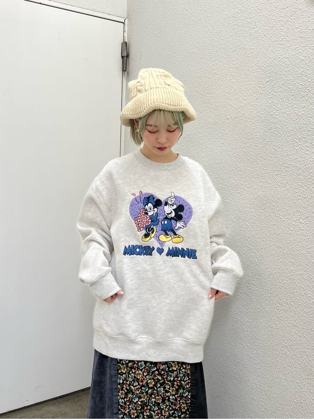 ブラック系のパンプス、ブラック系のパンプス、ブルー系のスカートを着用したレディースの秋コーディネートの5枚目の写真