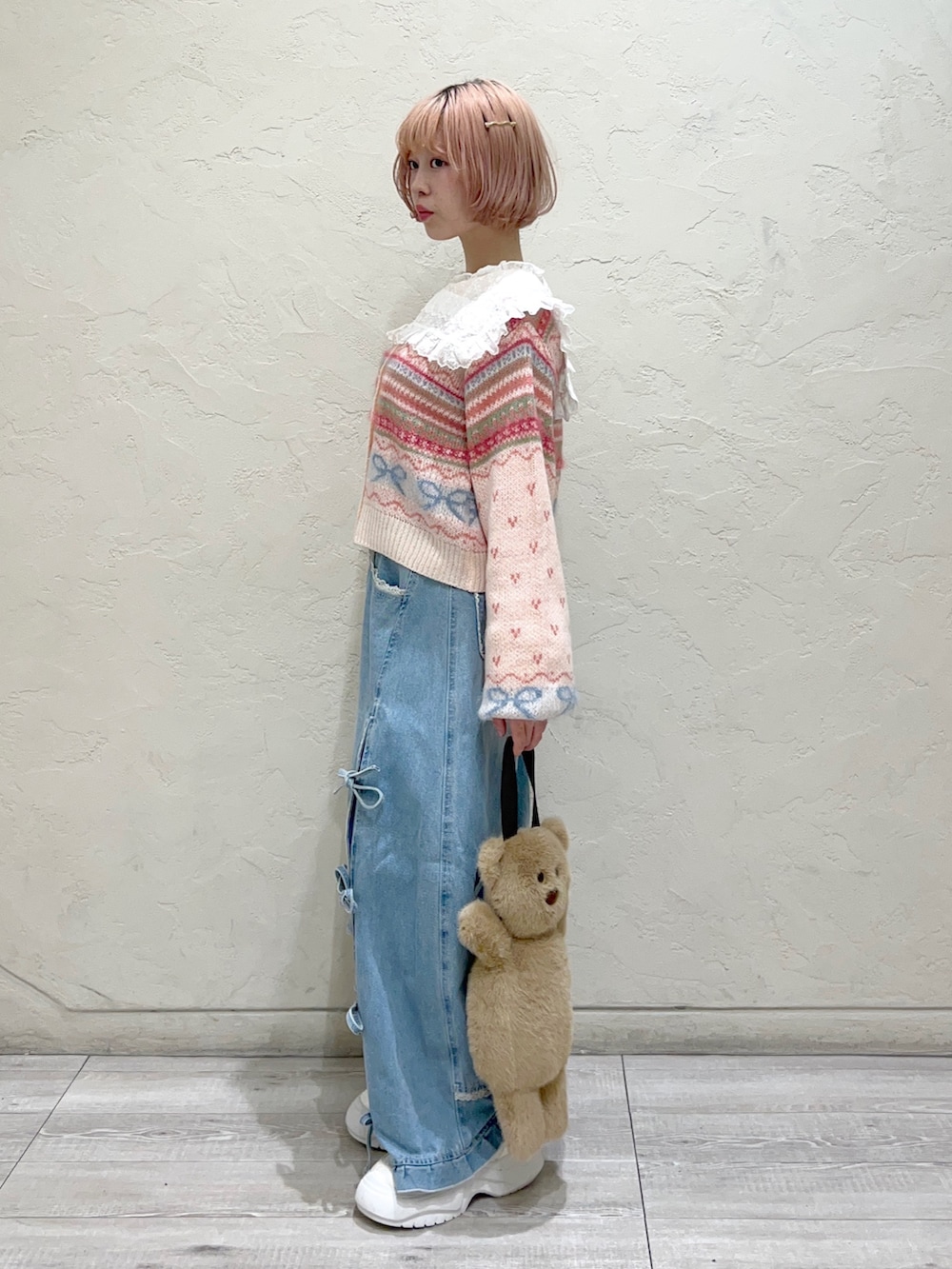 ピンク系のカーディガン/ボレロ、ホワイト系のシャツ/ブラウス、ベージュ系のハンドバッグを着用したレディースの秋コーディネートの3枚目の写真