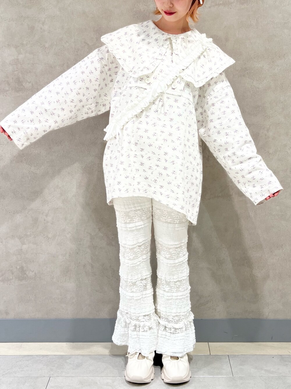 ホワイト系のデニムジャケット、ホワイト系のスラックス、ホワイト系のスニーカーを着用したレディースの秋コーディネートの5枚目の写真