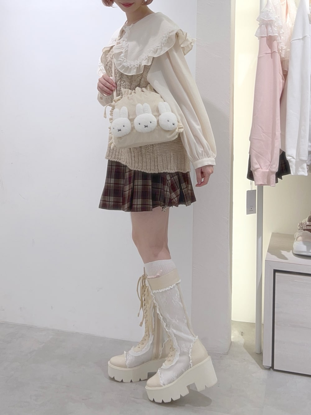 ホワイト系のブーツ、ブラウン系のスカート、ホワイト系のシャツ/ブラウスを着用したレディースの秋コーディネートの2枚目の写真
