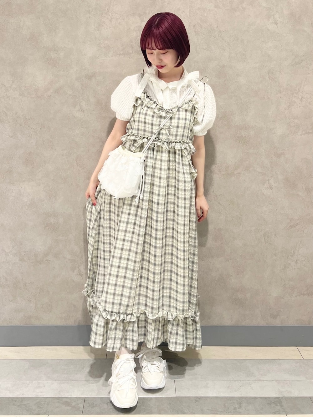 ホワイト系のシャツ/ブラウス、ホワイト系のスニーカー、ホワイト系のショルダーバッグを着用したレディースの春コーディネートの2枚目の写真