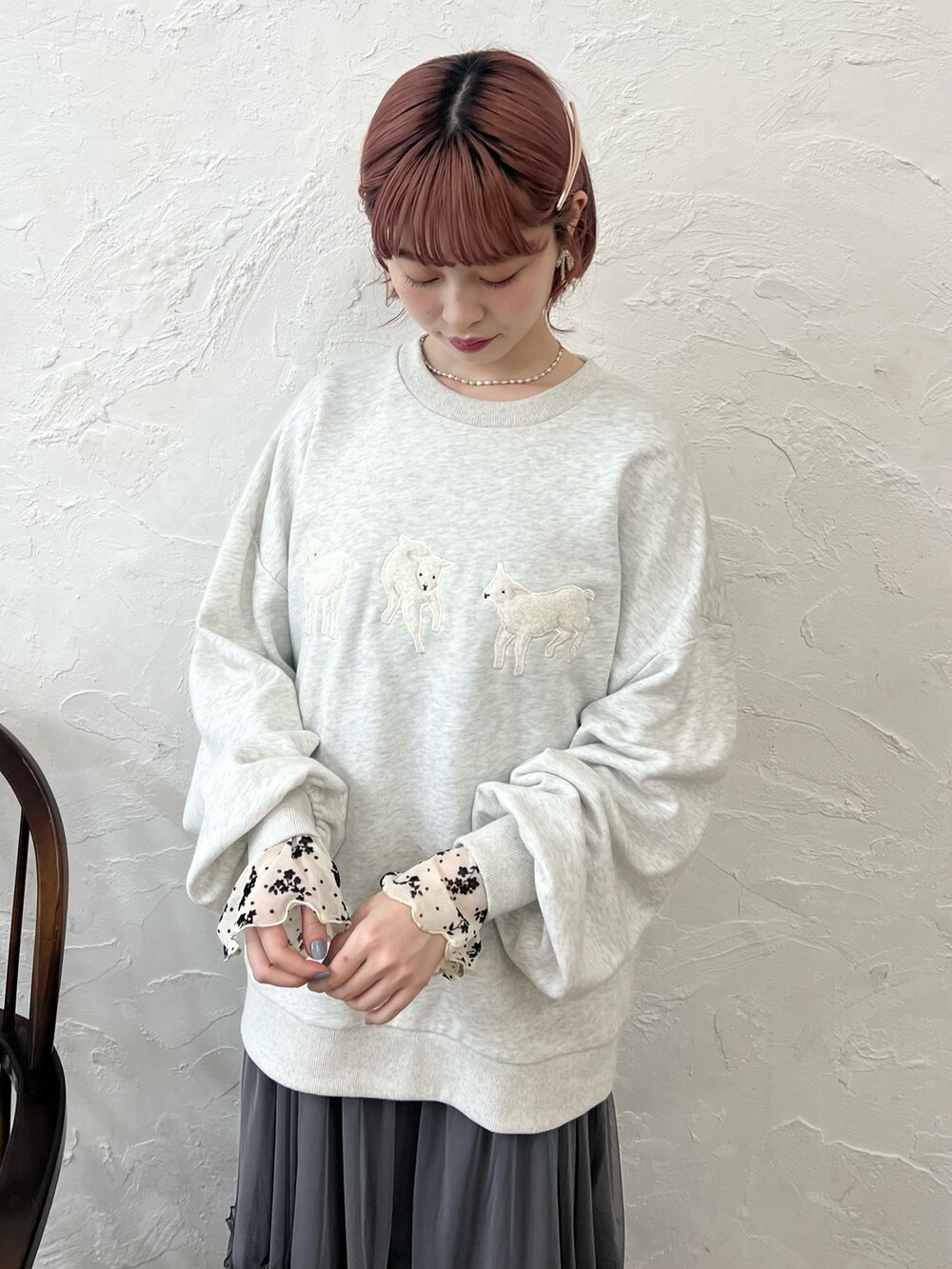 グレー系のスウェット、グレー系のワンピース、ホワイト系のTシャツ/カットソーを着用したレディースの夏コーディネートの6枚目の写真