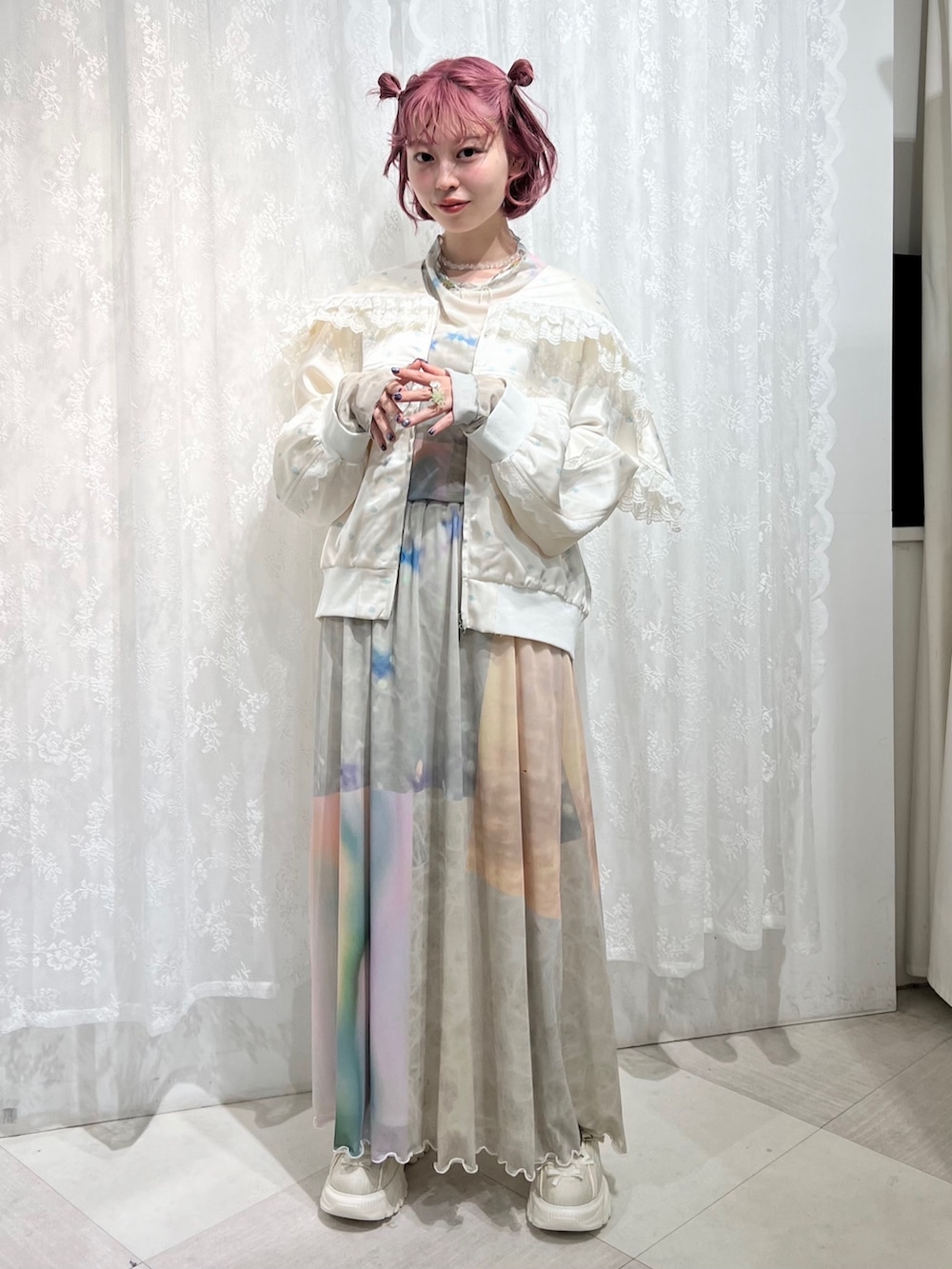 ピンク系のTシャツ/カットソー、ピンク系のスカート、ホワイト系のスニーカーを着用したレディースの春コーディネートの3枚目の写真