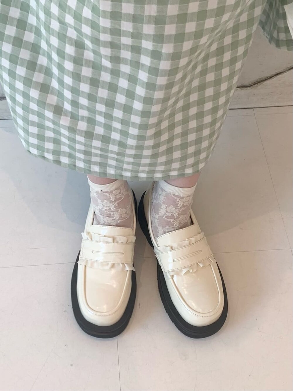 ホワイト系のローファー、グリーン系のワンピース、ホワイト系のトートバッグを着用したレディースの春コーディネートの8枚目の写真