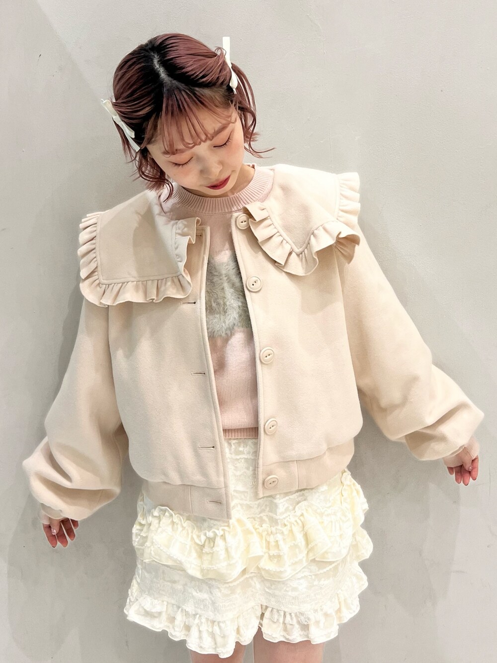 ホワイト系のブルゾン、ピンク系のショルダーバッグ、ホワイト系のスカートを着用したレディースの冬コーディネートの5枚目の写真