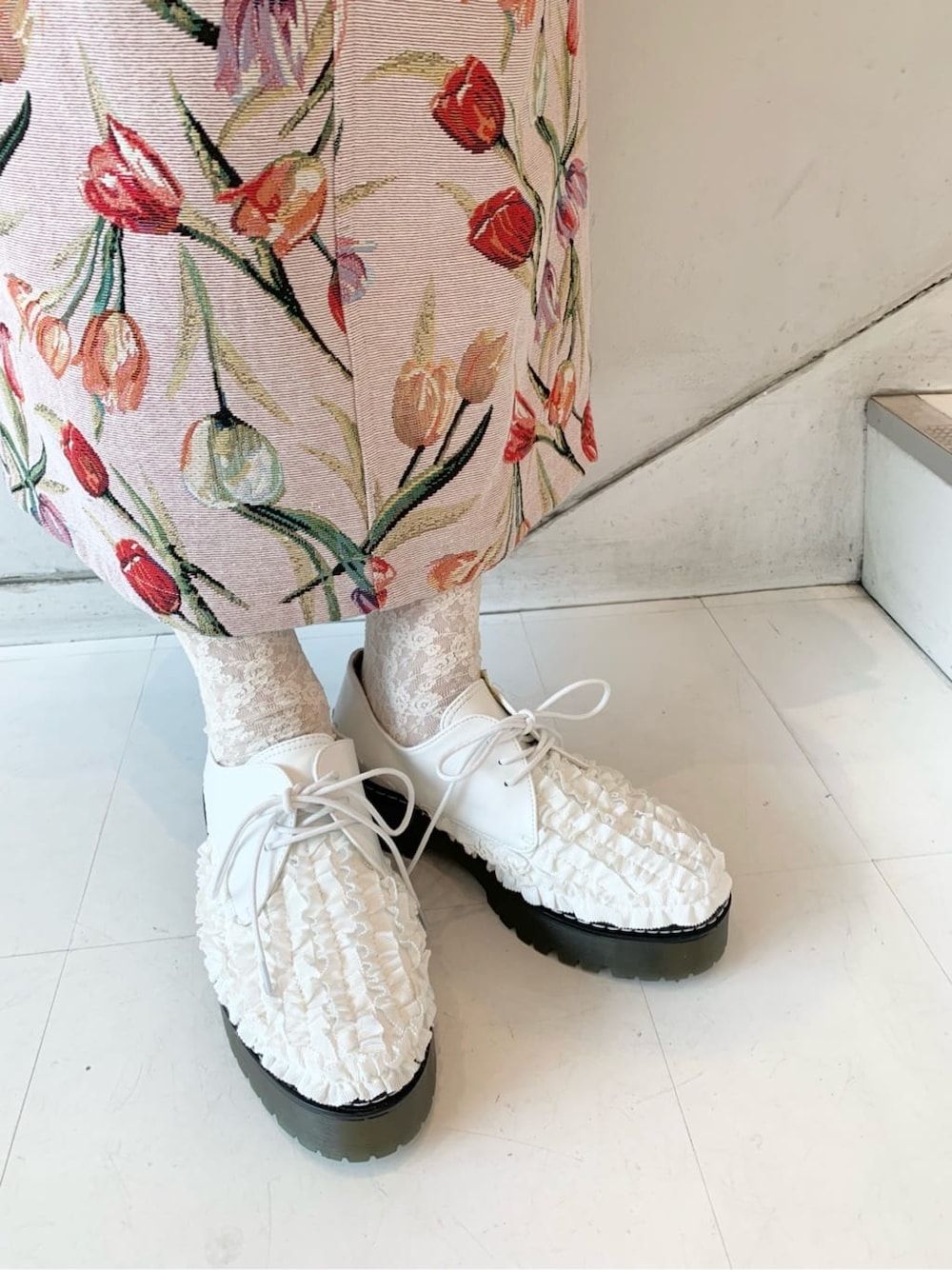 ピンク系のジャンパースカート、ホワイト系のその他シューズ、ベージュ系のシャツ/ブラウスを着用したレディースの春コーディネートの7枚目の写真