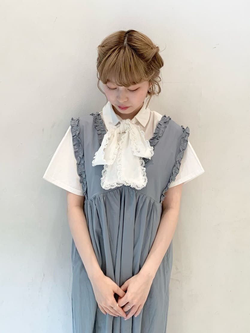 ブルー系のワンピース、ホワイト系のシャツ/ブラウス、ホワイト系のサンダルを着用したレディースの春コーディネートの4枚目の写真