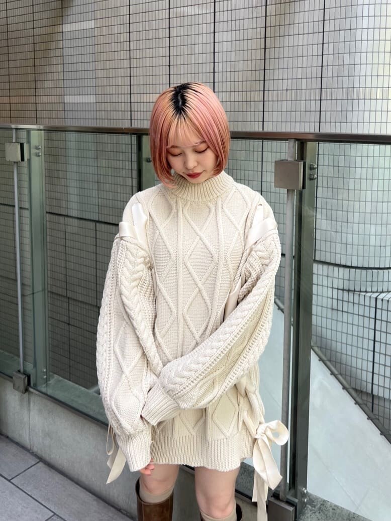 ホワイト系のその他パンツ、ベージュ系のブーツ、ホワイト系のニット/セーターを着用したレディースの秋コーディネートの7枚目の写真