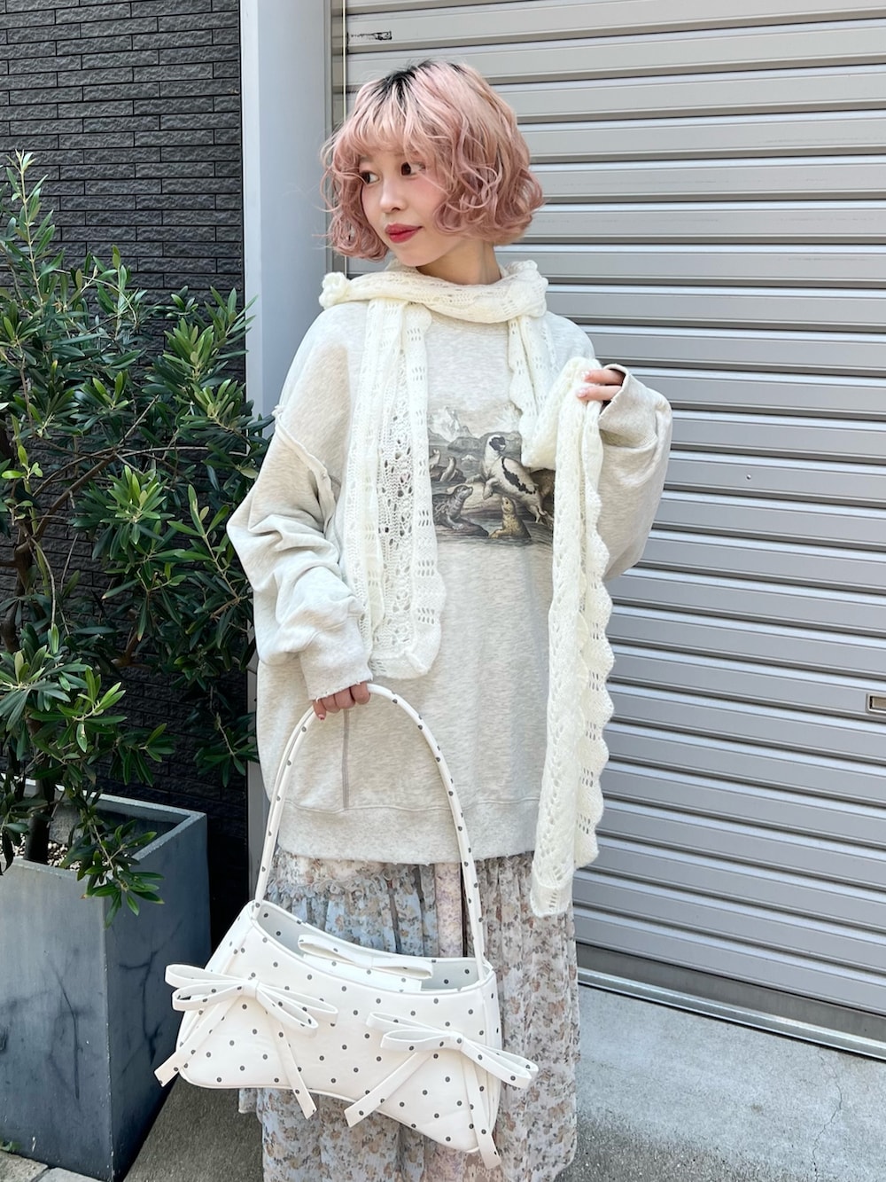 グレー系のスウェット、その他のハンドバッグ、ホワイト系のスカートを着用したレディースの夏コーディネートの5枚目の写真