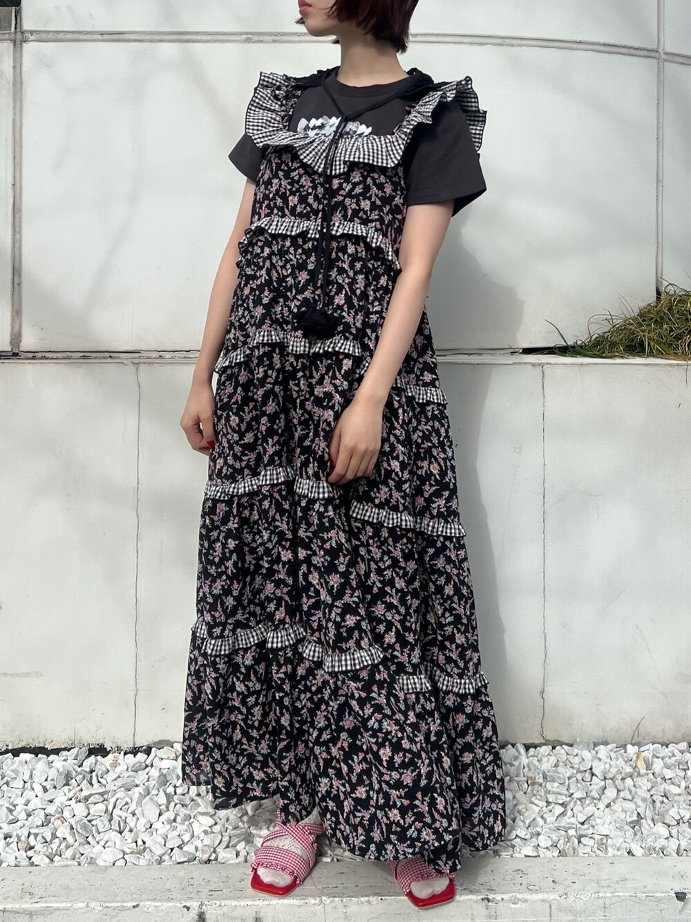 レッド系のサンダル、グレー系のTシャツ/カットソー、ブラック系のワンピースを着用したレディースの春コーディネートの3枚目の写真