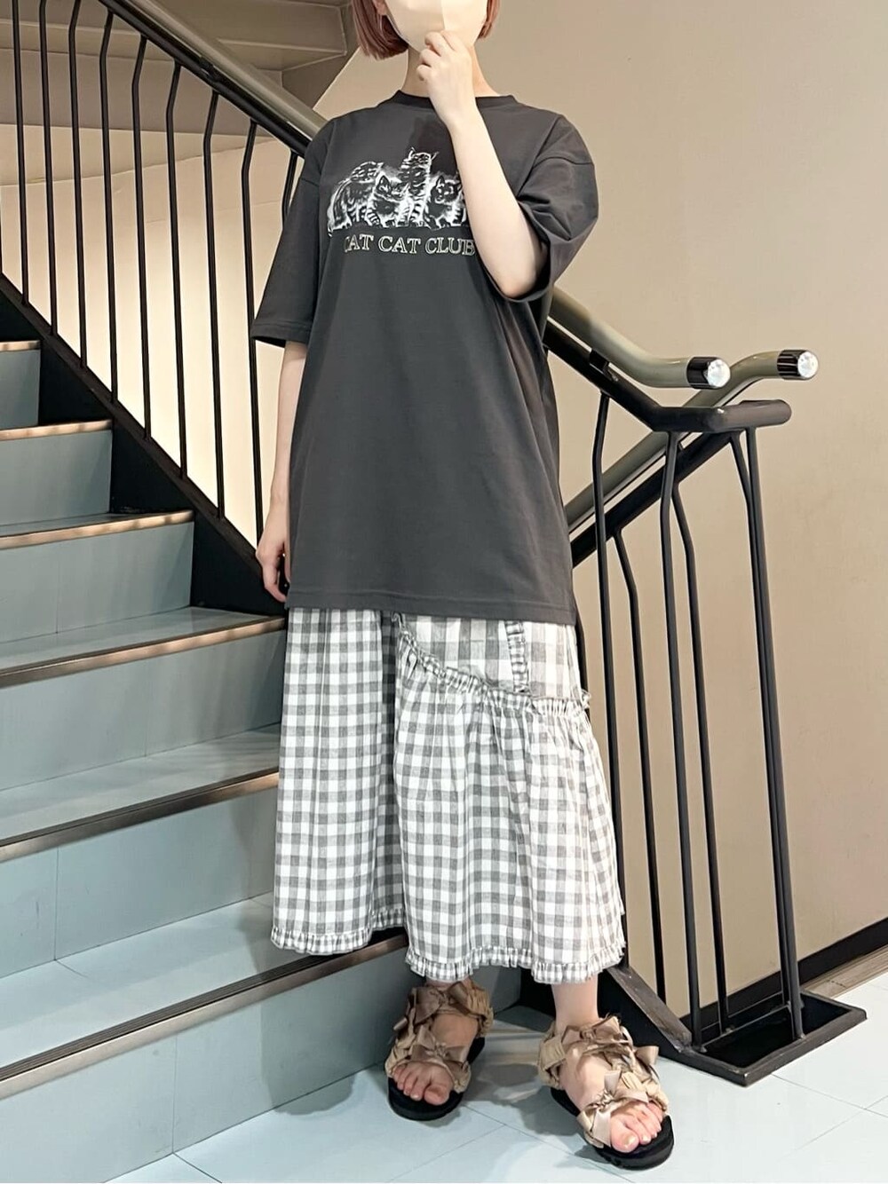 グレー系のスカート、ベージュ系のサンダル、グレー系のTシャツ/カットソーを着用したレディースの夏コーディネートの4枚目の写真