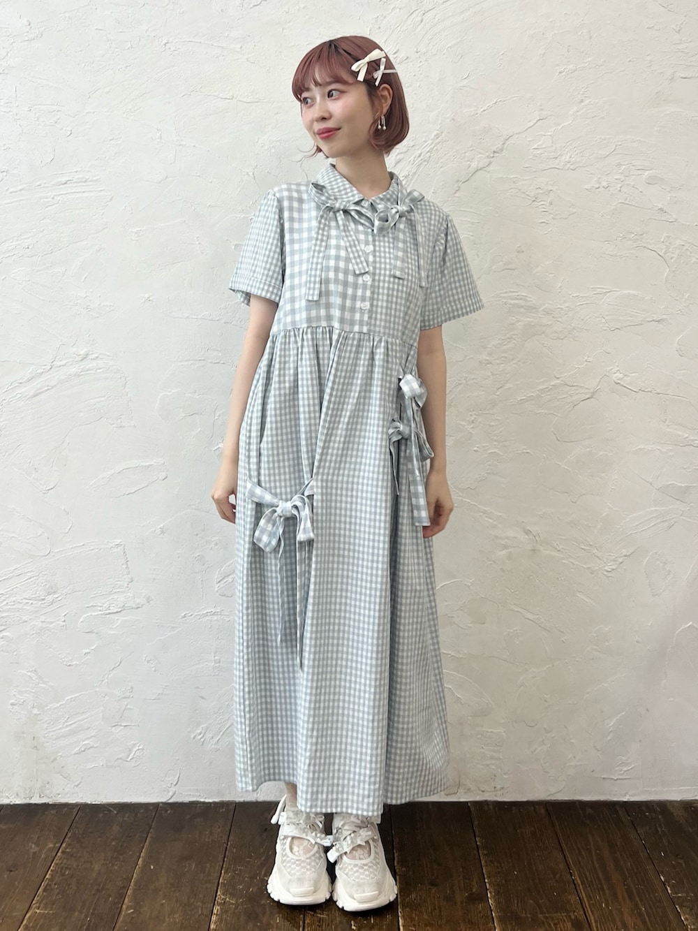 ブルー系のワンピース、ホワイト系のスニーカーを着用したレディースの夏コーディネートの2枚目の写真