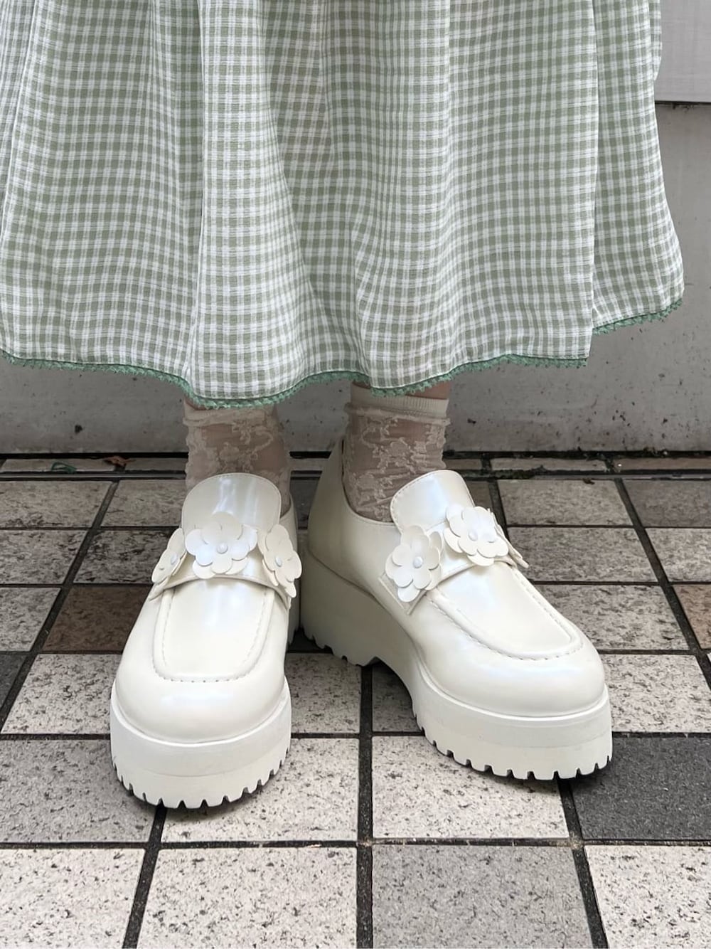 ホワイト系のシャツ/ブラウス、グリーン系のスカート、ホワイト系のボストンバッグを着用したレディースの秋コーディネートの7枚目の写真