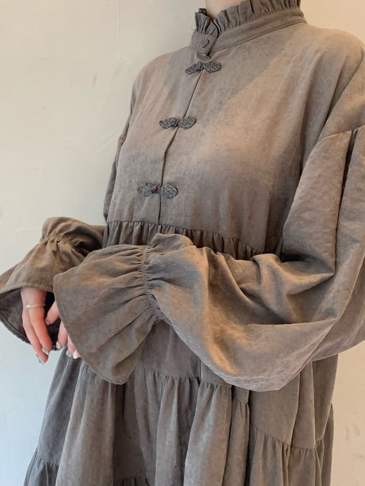 ホワイト系のローファー、ベージュ系のワンピース、パープル系のカーディガン/ボレロを着用したレディースの冬コーディネートの8枚目の写真