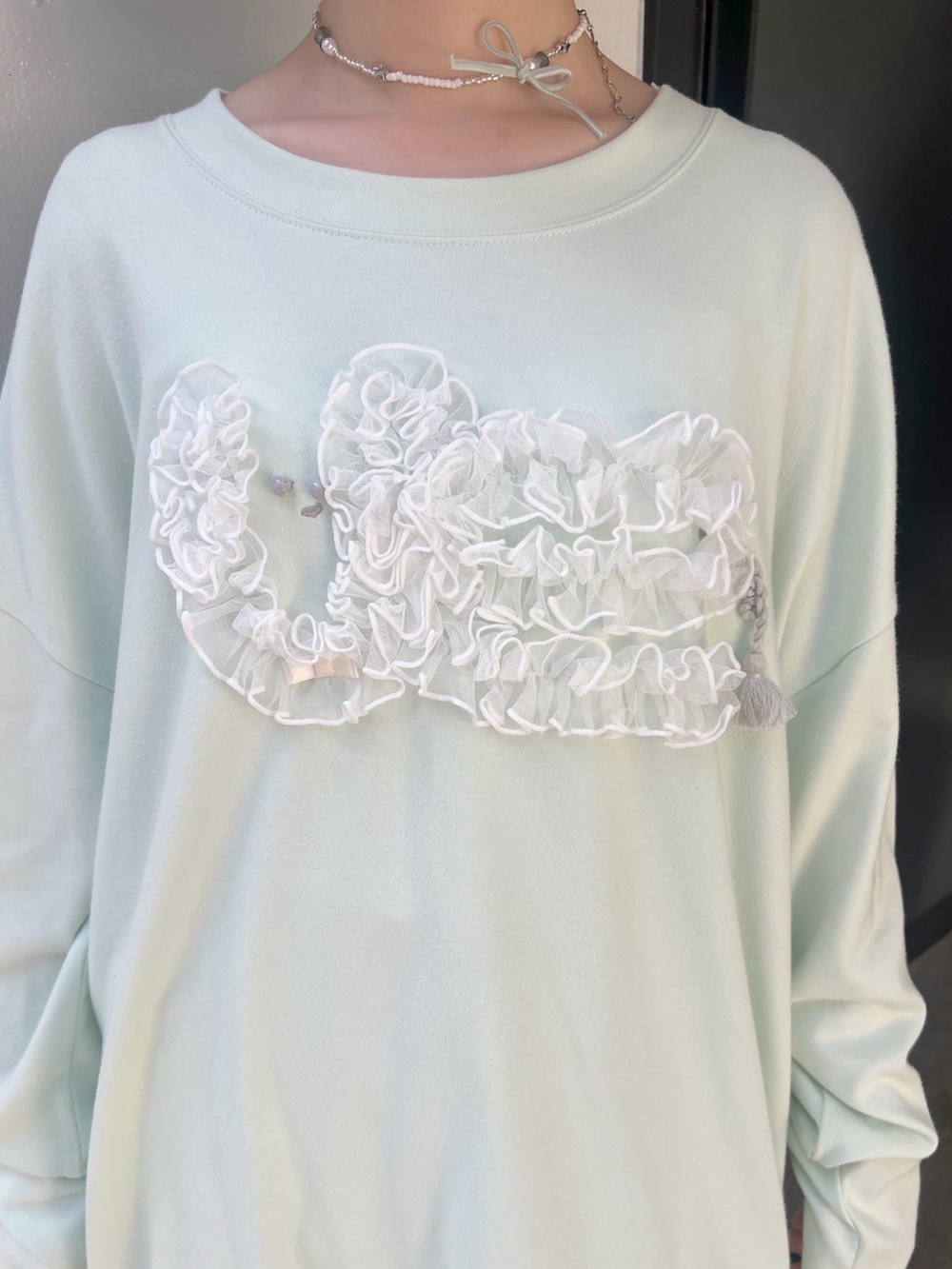 グリーン系のTシャツ/カットソー、ホワイト系のショルダーバッグ、ホワイト系のカーゴパンツを着用したレディースの夏コーディネートの6枚目の写真