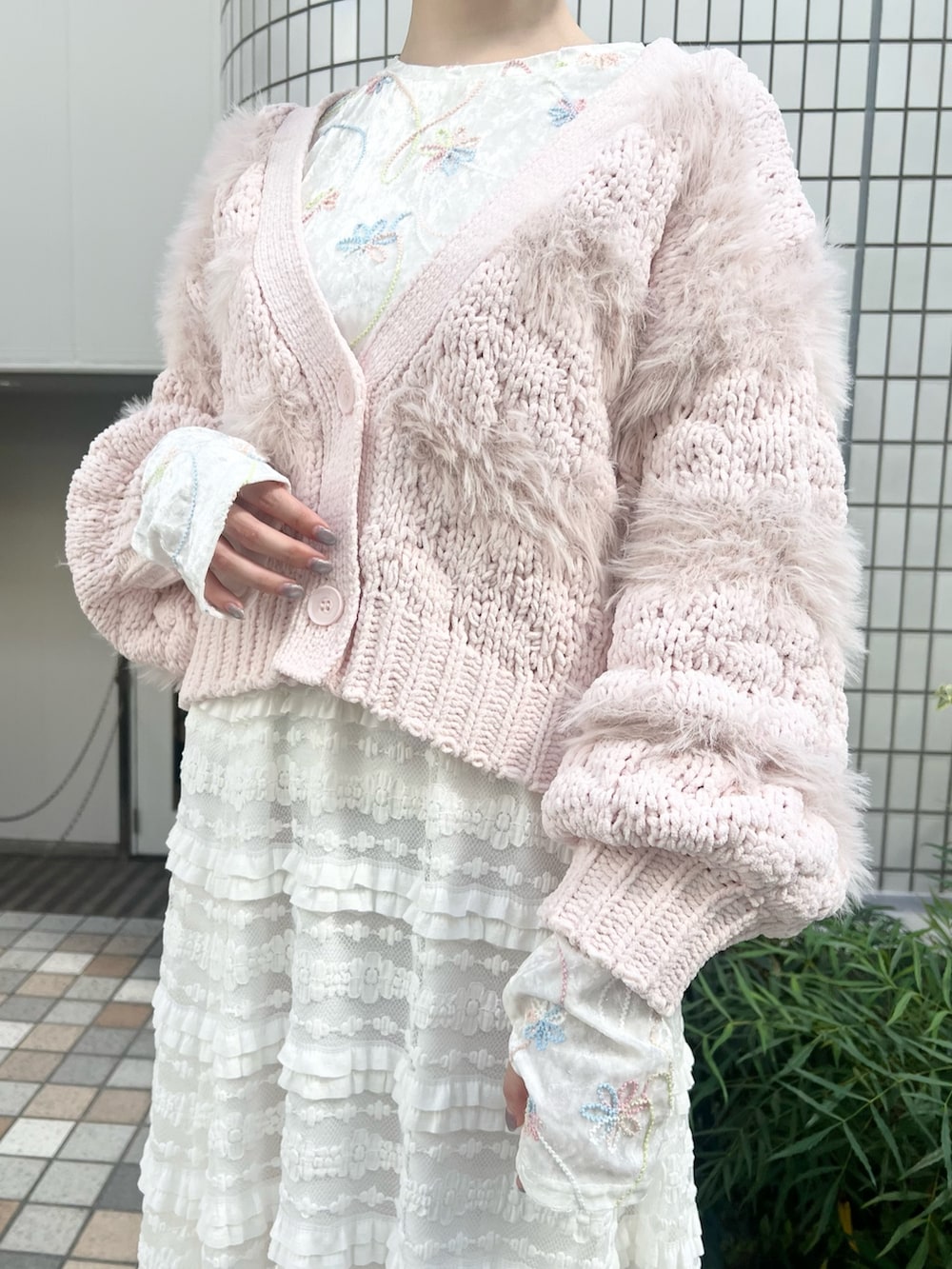 ホワイト系のスカート、ホワイト系のTシャツ/カットソー、ピンク系のスニーカーを着用したレディースの秋コーディネートの6枚目の写真