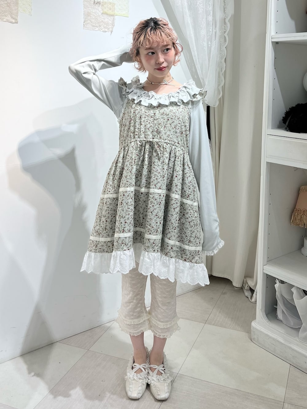 グリーン系のTシャツ/カットソー、グリーン系のワンピース、ホワイト系のその他パンツを着用したレディースの冬コーディネートの5枚目の写真