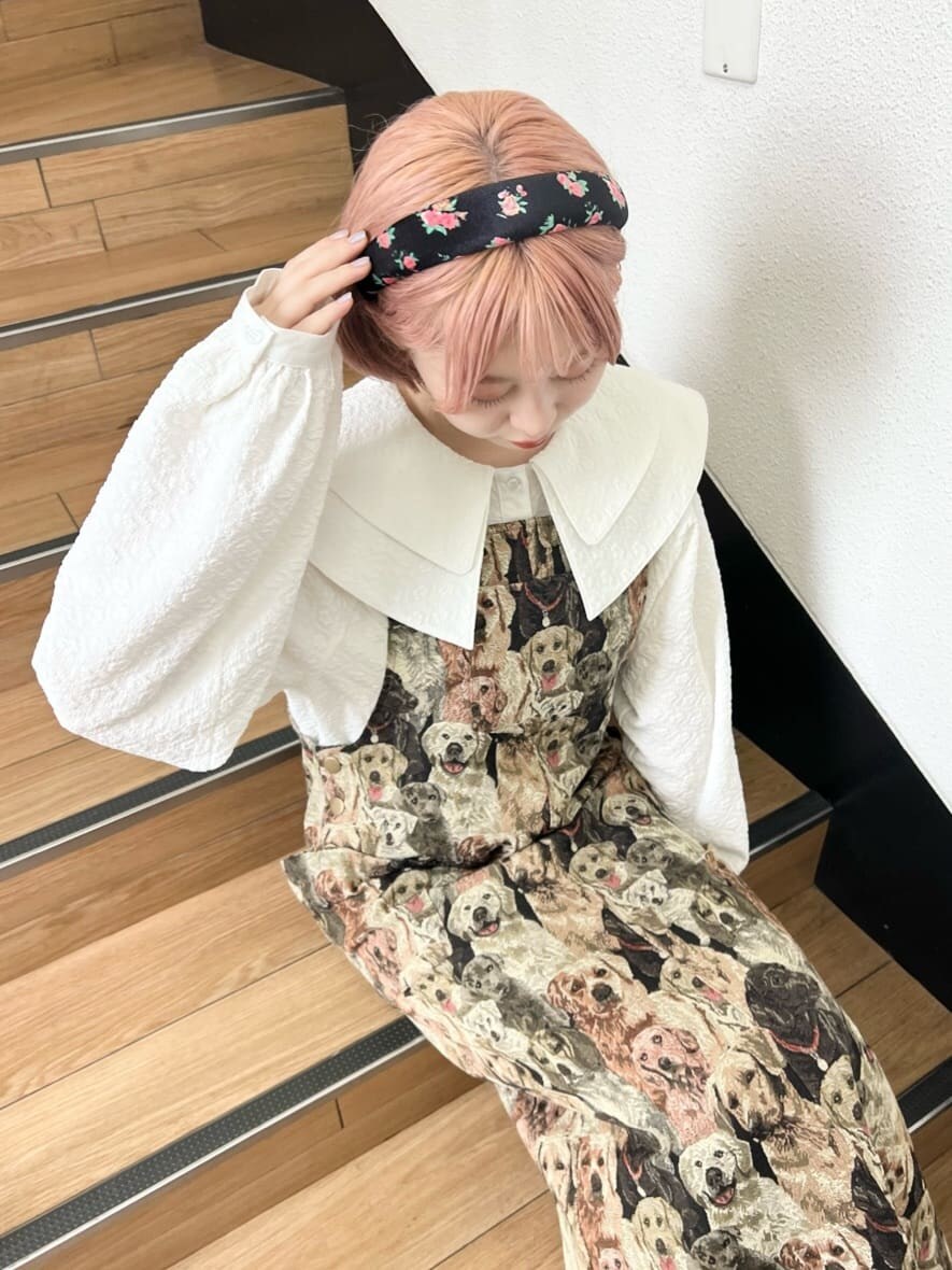 ブラック系のローファー、その他のジャンパースカート、ホワイト系のシャツ/ブラウスを着用したレディースの夏コーディネートの8枚目の写真