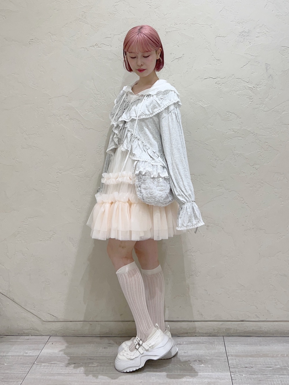グレー系のカーディガン/ボレロ、ホワイト系のTシャツ/カットソー、ホワイト系のスニーカーを着用したレディースの夏コーディネートの3枚目の写真