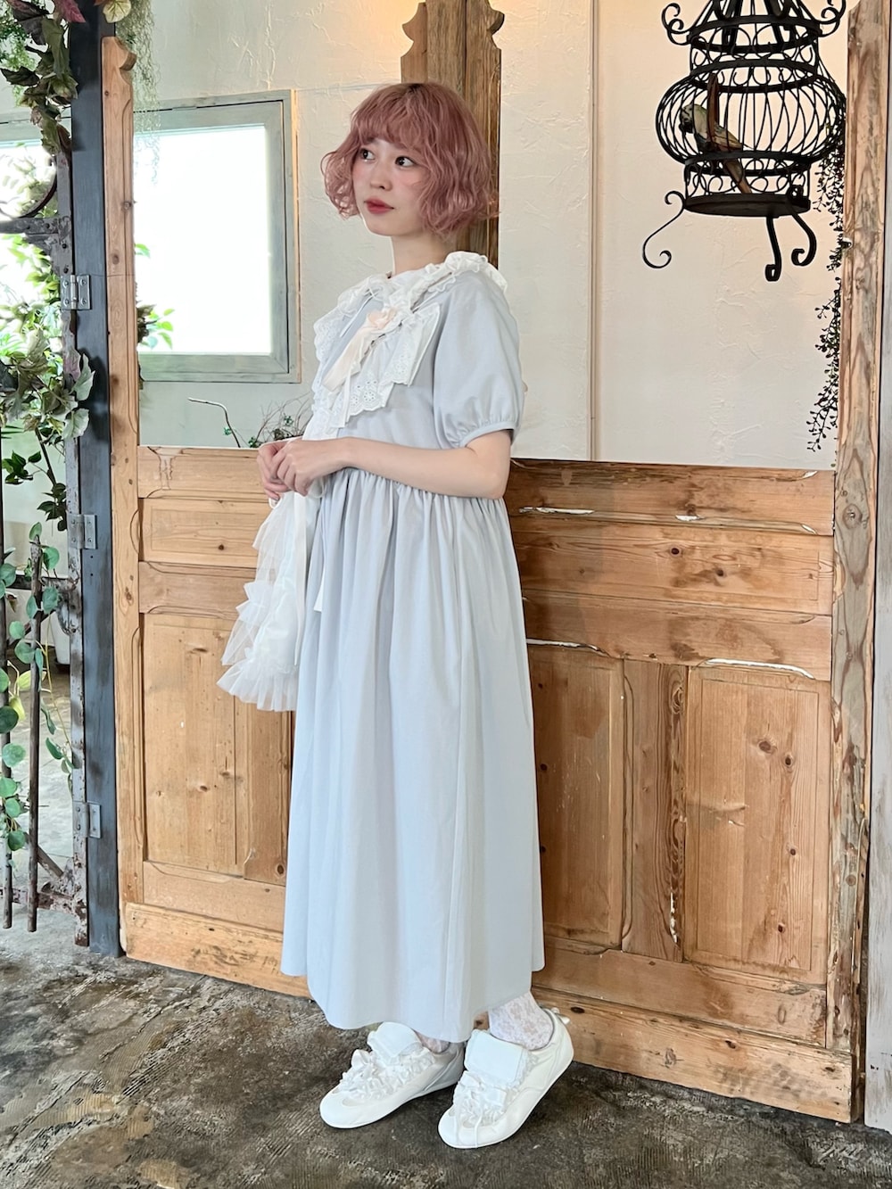 ホワイト系のシャツ/ブラウス、ブルー系のワンピース、ホワイト系のトートバッグを着用したレディースの春コーディネートの2枚目の写真