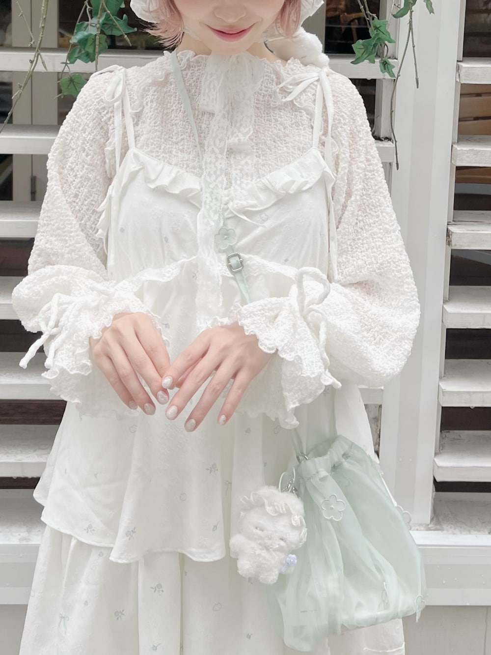 ホワイト系のTシャツ/カットソー、グリーン系のハンドバッグ、ホワイト系のワンピースを着用したレディースの冬コーディネートの7枚目の写真