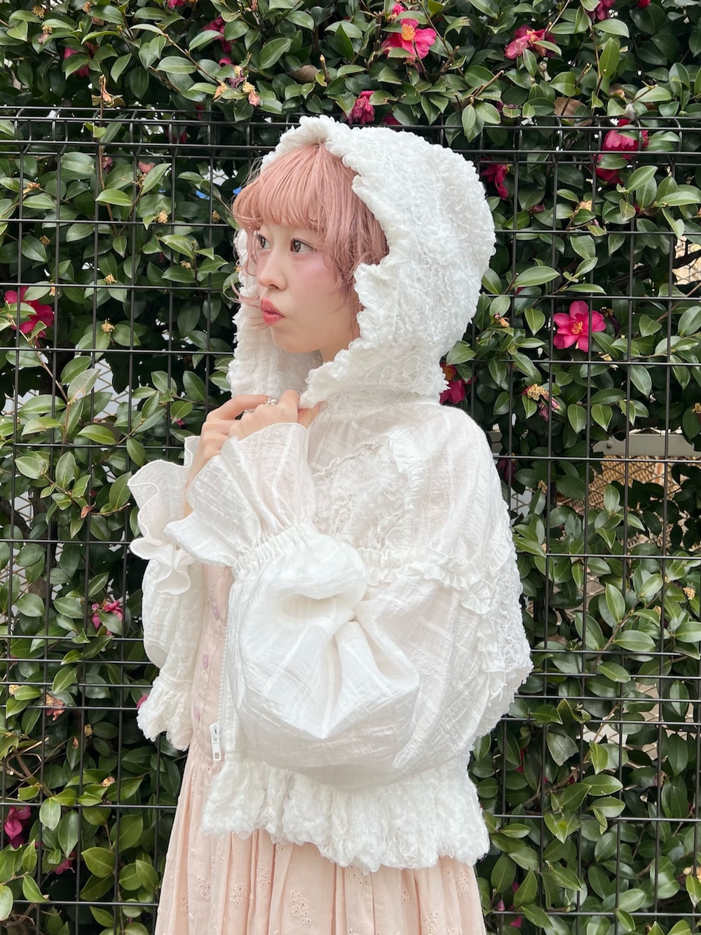 ホワイト系のブルゾン、ピンク系のワンピース、ホワイト系のTシャツ/カットソーを着用したレディースの冬コーディネートの6枚目の写真