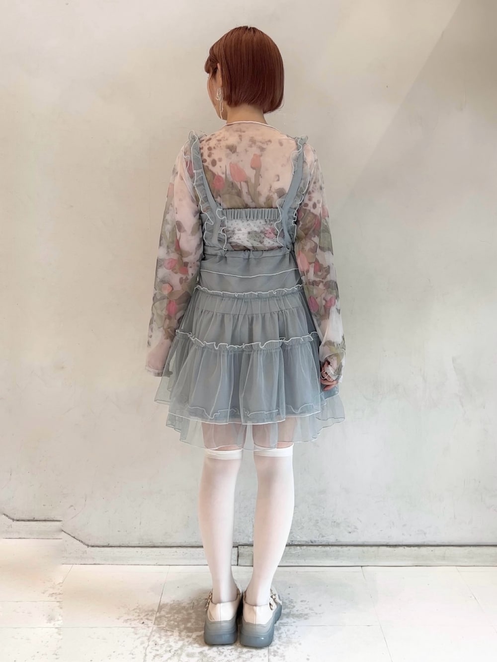 ブルー系のワンピース、ホワイト系のTシャツ/カットソー、ホワイト系のスニーカーを着用したレディースの夏コーディネートの8枚目の写真