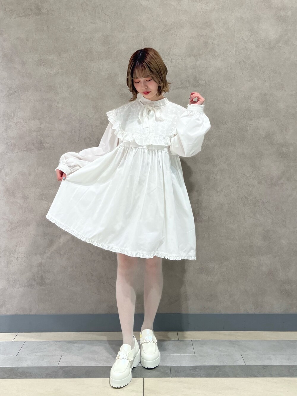 ブルー系のその他アウター、ホワイト系のワンピース、ホワイト系のローファーを着用したレディースの冬コーディネートの4枚目の写真