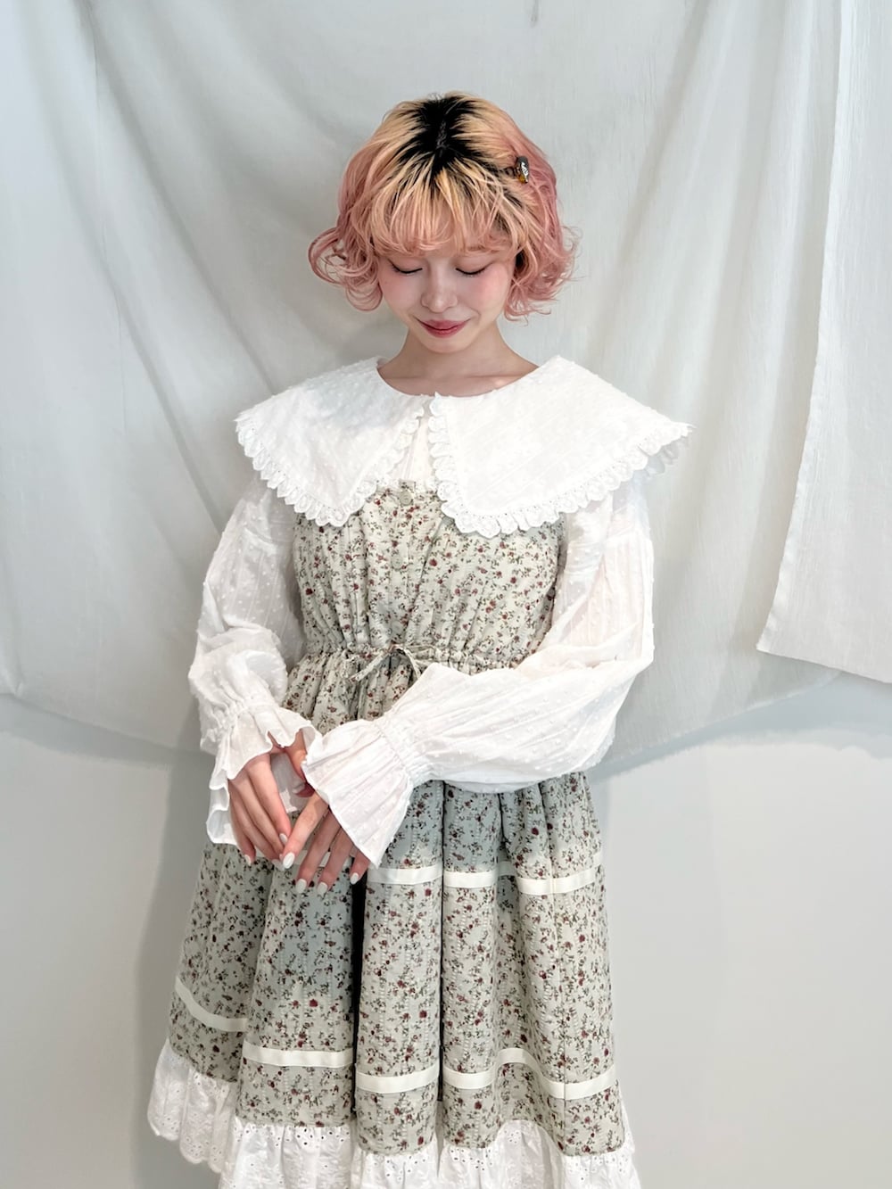 ホワイト系のシャツ/ブラウス、グリーン系のワンピース、ホワイト系のスニーカーを着用したレディースの冬コーディネートの8枚目の写真