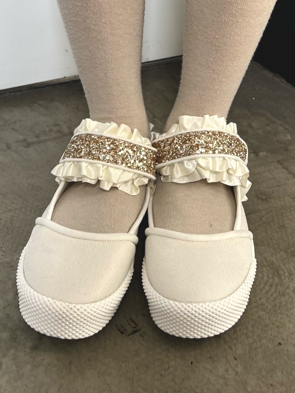 ブルー系のスウェット、グレー系のスカート、ピンク系のニット/セーターを着用したレディースの夏コーディネートの9枚目の写真